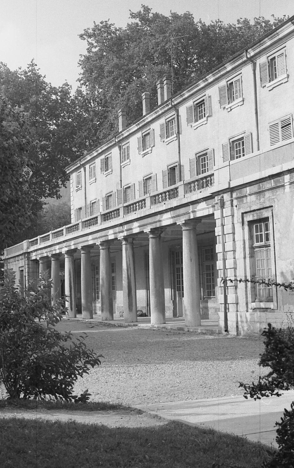 Collège de Tournon, puis école royale militaire, école centrale, collège communal, collège royal, lycée impérial, lycée de garçons, actuellement lycée Gabriel-Faure