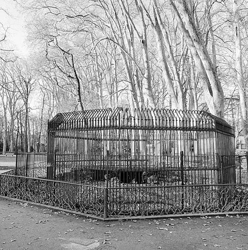 Jardin zoologique du parc de la Tête d'Or, La cage aux ours : vue générale  (IVR82_20046902011X) - Inventaire Général du Patrimoine Culturel