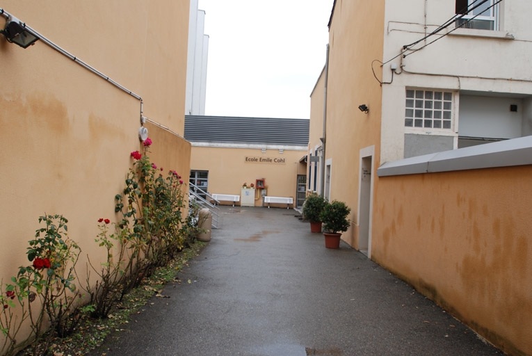 Ferblanterie Bonnefoy puis impression sur étoffes Meyer puis teinture pour fabrique Manhès L. puis Boindin P. Équipement électrique et Pelletier J. Repousse sur métaux puis Flexelec actuellement École Émile Cohl