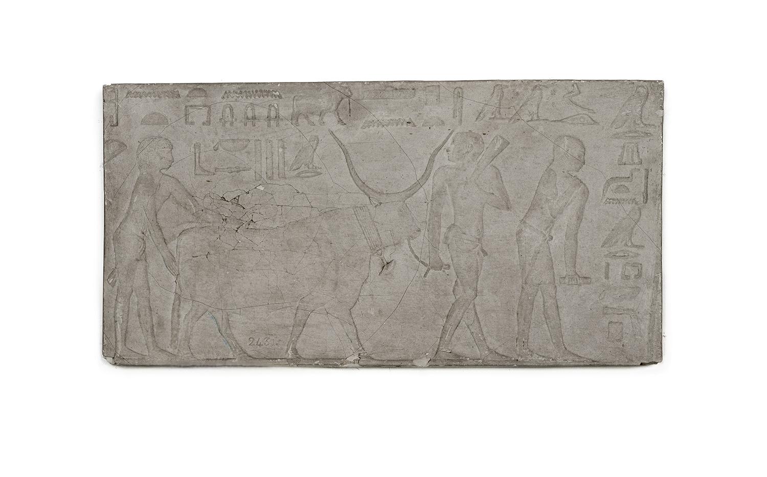 Bas-relief : Le recensement du bétail : fermiers présentant un bœuf