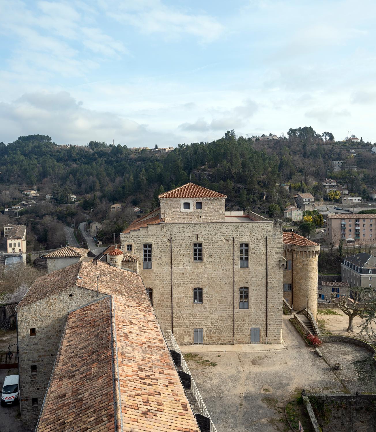 Château, puis palais de justice et prison, puis hôpital, actuellement château de Largentière