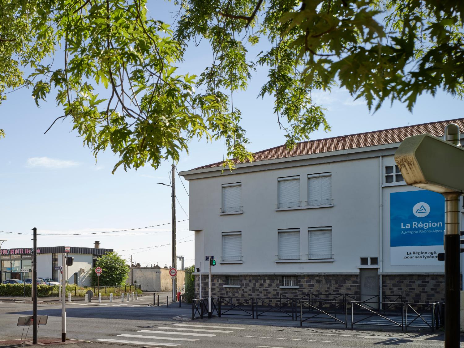 Centre d'apprentissage féminin de Montferrand, puis CET (collège d'enseignement technique) de jeunes filles, actuellement lycée professionnel de Montferrand dit lycée professionnel Marie-Curie