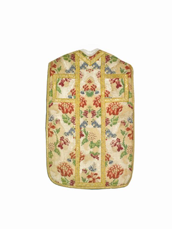 ensemble d'une chasuble, 2 dalmatiques, 2 étoles, 3 manipules, un voile de calice, une bourse de corporal : ornement blanc