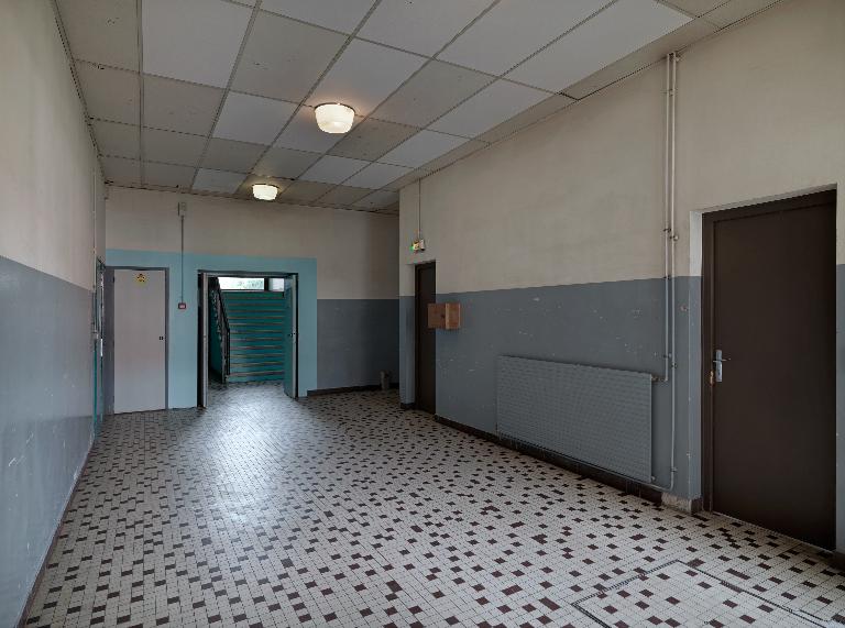 Groupe scolaire de Montroux, puis Cité technique, actuellement lycée d'enseignement général, technologique et professionnel René-Perrin