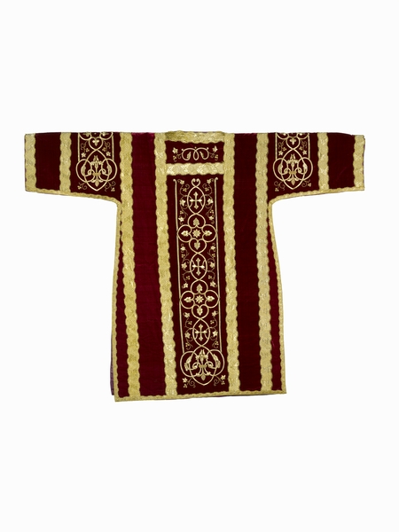 ensemble de 5 chapes, une chasuble, quatre dalmatiques, trois étoles, cinq manipules, un voile de calice, une bourse de corporal, un voile huméral : ornement rouge n°1
