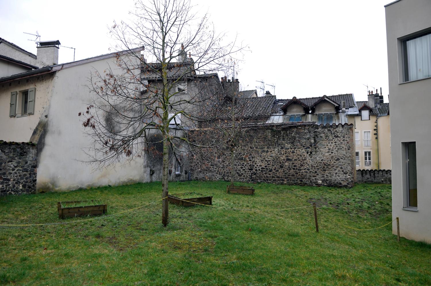 Collège de jésuites d'Aurillac, puis collège communal, lycée de garçons, école primaire supérieure de jeunes filles, collège moderne et technique de jeunes filles, actuellement collège Jeanne-de-La-Treilhe