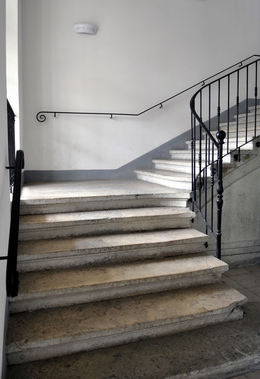 Collège de Tournon, puis école royale militaire, école centrale, collège communal, collège royal, lycée impérial, lycée de garçons, actuellement lycée Gabriel-Faure
