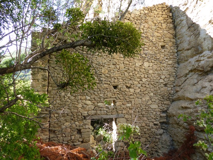 Les entrepôts agricoles de Barret-de-Lioure