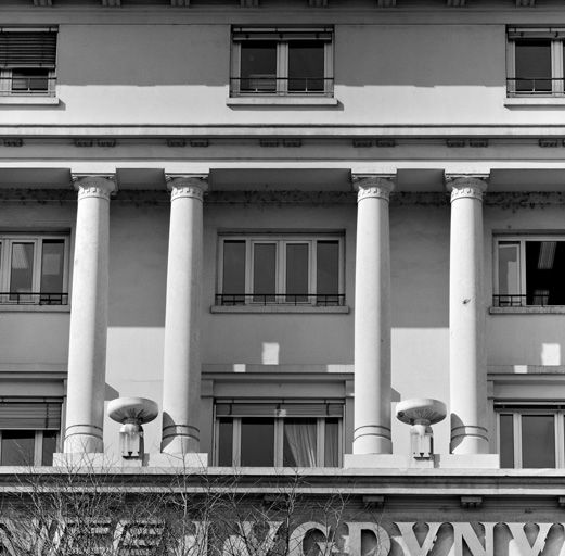 Hôtel de voyageurs : hôtel Lugdunum, puis Palace Hôtel, puis Lugdunum Palace, puis hôtel Lugdunum, consulat de Roumanie, actuellement immeuble de bureaux