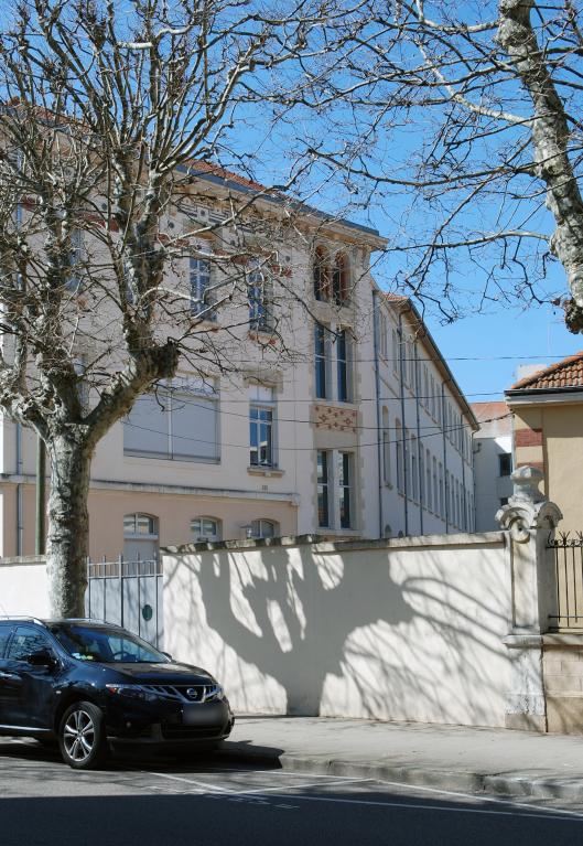 École pratique de commerce et d’industrie, actuellement lycée d’enseignement général, technologique et professionnel, dit cité scolaire Hippolyte Carnot