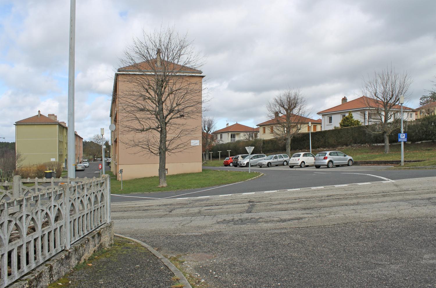 Les immeubles HLM de la Croix-Saint-Romain et le lotissement Les Érables à Sainte-Sigolène.