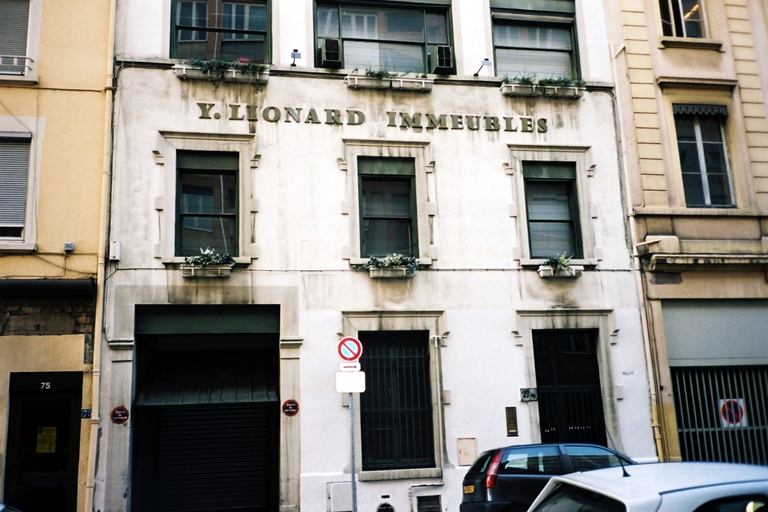 Usine de teinturerie Delay et Perrin puis société Pillot bourres de soies et déchets puis Bayard relieurs actuellement établissement de vins spéciaux G.H. Mumm champagne et Y. Lionard immeubles