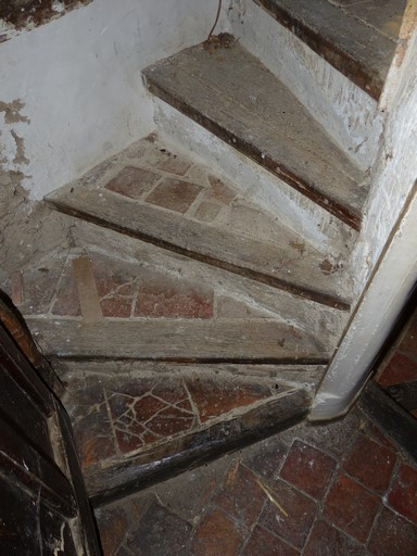 Escalier intérieur tournant, ferme au quartier de Bigonnet.