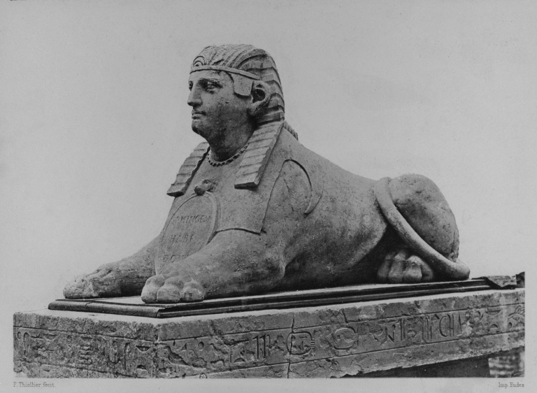 Statue du sphinx de la rampe du corps de galerie