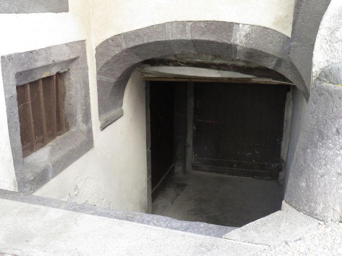 Cébazat, 16 rue Louis Vacher : entrée des caves, vue rapprochée