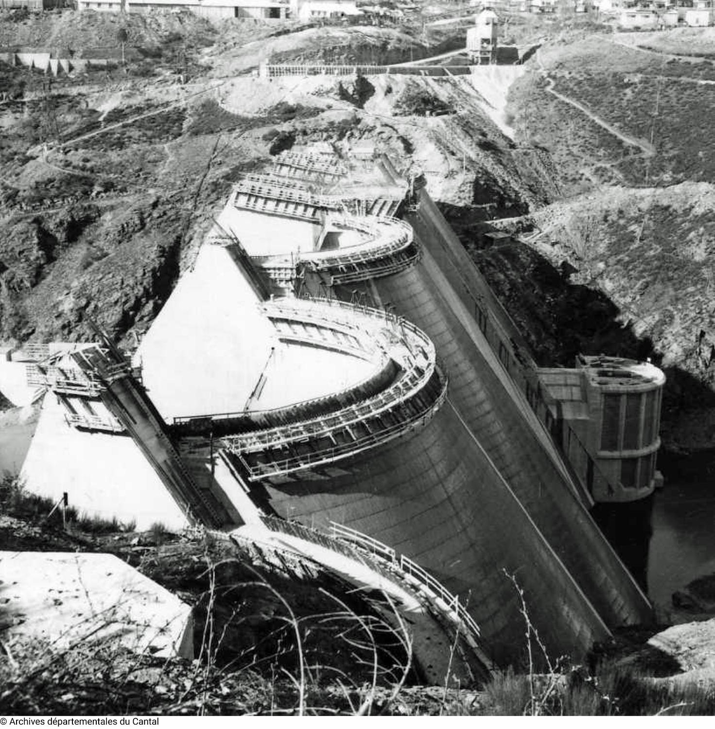 Le barrage de Grandval à Neuvéglise-sur-Truyère et Fridefont.