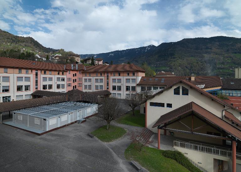 Groupe scolaire de Montroux, puis Cité technique, actuellement lycée d'enseignement général, technologique et professionnel René-Perrin