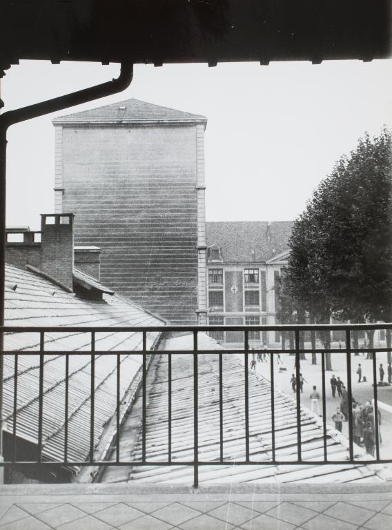 Manoir de Chènevoux, puis collège de jésuites, puis école centrale, puis lycée de garçons, actuellement lycée d'enseignement secondaire Jean-Puy