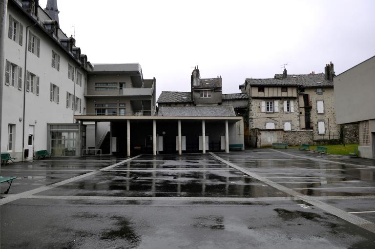 Collège de jésuites d'Aurillac, puis collège communal, lycée de garçons, école primaire supérieure de jeunes filles, collège moderne et technique de jeunes filles, actuellement collège Jeanne-de-La-Treilhe