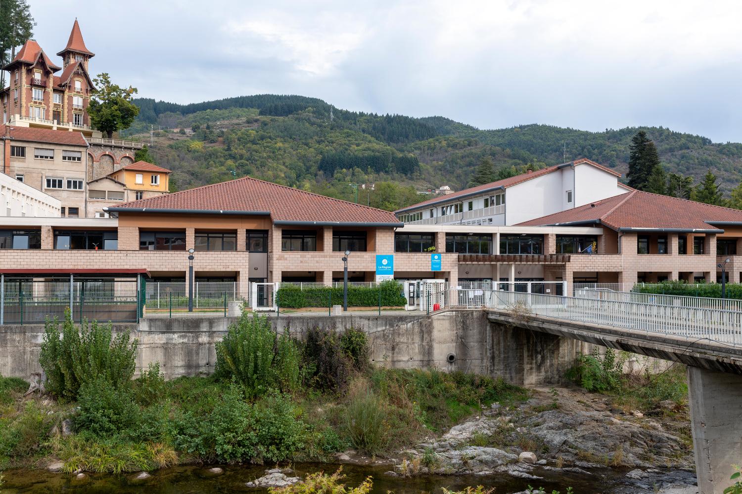 Collège d'enseignement secondaire dit CES 600, puis lycée polyvalent, actuellement cité scolaire des Deux-Vallées