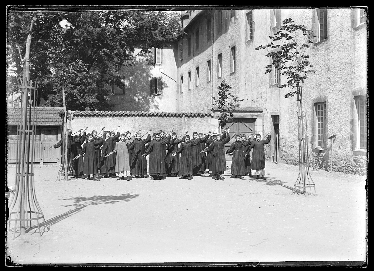 Collège de jésuites d'Aurillac, puis collège communal, lycée de garçons, école primaire supérieure de jeunes filles, collège moderne et technique de jeunes filles, actuellement collège Jeanne-de-La-Treilhe