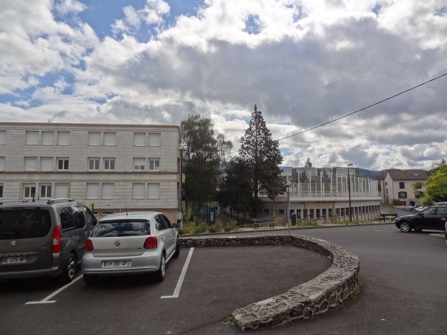 Collège communal, puis collège mixte classique et moderne, puis lycée municipal, puis lycée nationalisé, actuellement lycée polyvalent Blaise-Pascal d'Ambert