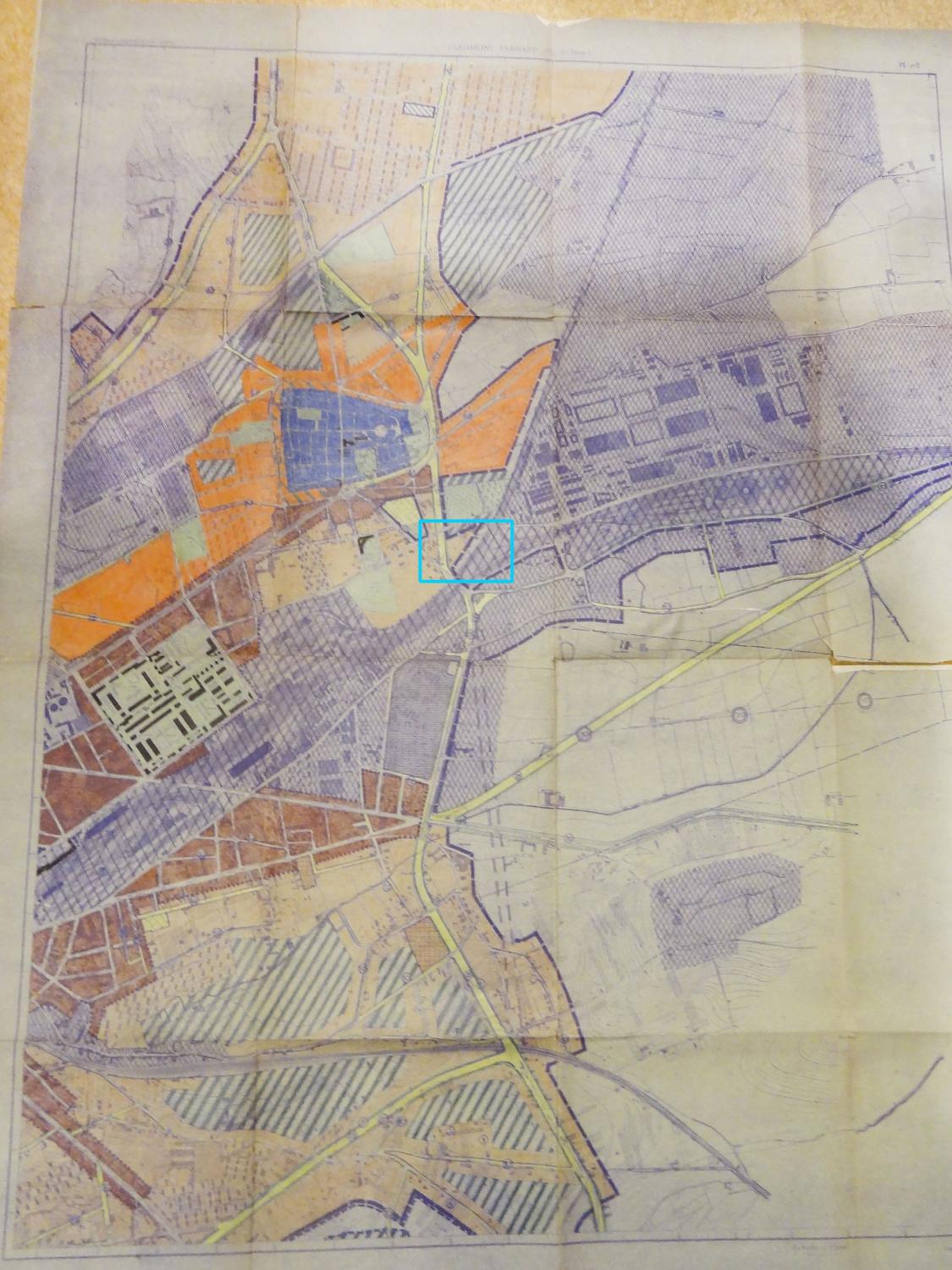 Extrait du Plan d'aménagement du Groupement d'urbanisme de Clermont-Ferrand, [1951-1952], [Roger Puget, urbaniste en chef]. Dans le rectangle bleu, en "secteur aéré de la zone de construction en ordre discontinu", se situe l'emplacement du centre d'apprentissage devenu lycée. Le boulevard Ambroise-Brugière, encore à l'état de projet, figure en jaune (AC Clermont-Ferrand. 896 W 1).