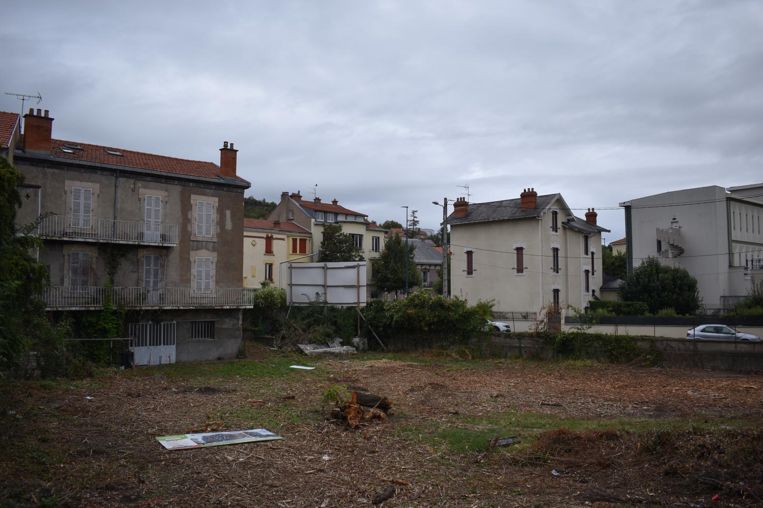 Vue du carrefour des boulevards Lavoisier et de la rue Paul Diomède depuis la parcelle du n°105 boulevard Lavoisier. Les trois édifices du croisement avant la Première Guerre mondiale: à gauche, l'élévation postérieure du n°105 boulevard Lavoisier, au second plan au centre, la façade de couleur jaune du n°22 rue Paul Diomède, à droite l'élévation postérieure du n°101 boulevard Lavoisier.