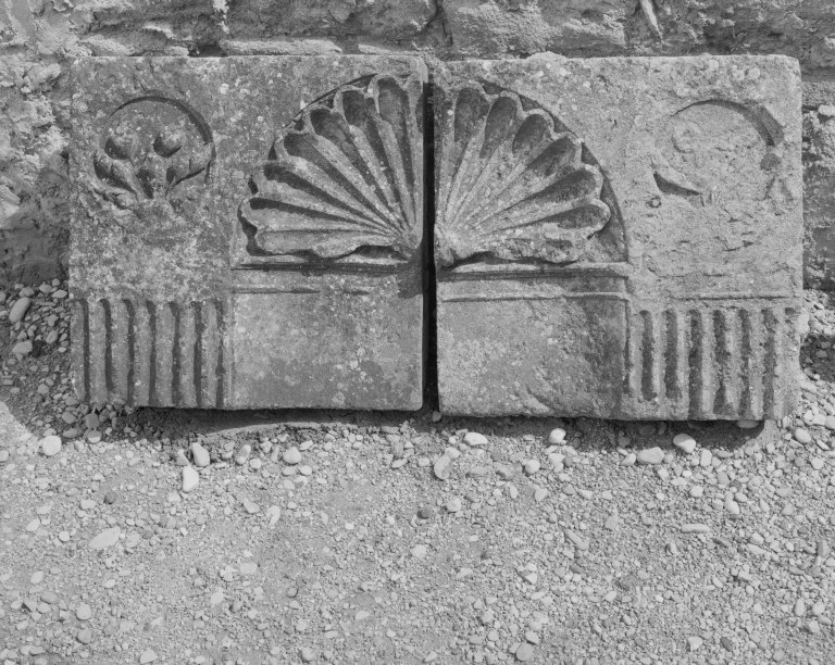 Ensemble de niche, gargouille, console d'architecture, ronde-bosse et bas-relief