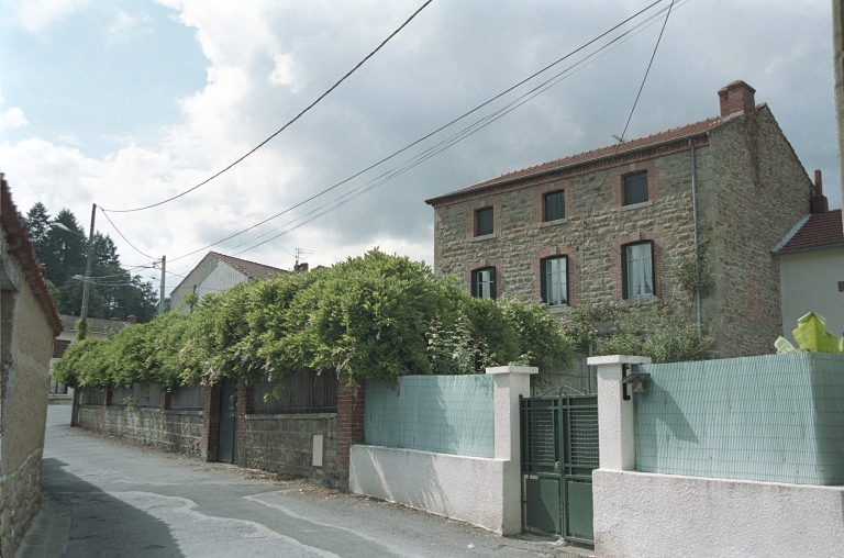 Les maisons, magasins de commerce et immeubles de la commune de Sail-sous-Couzan