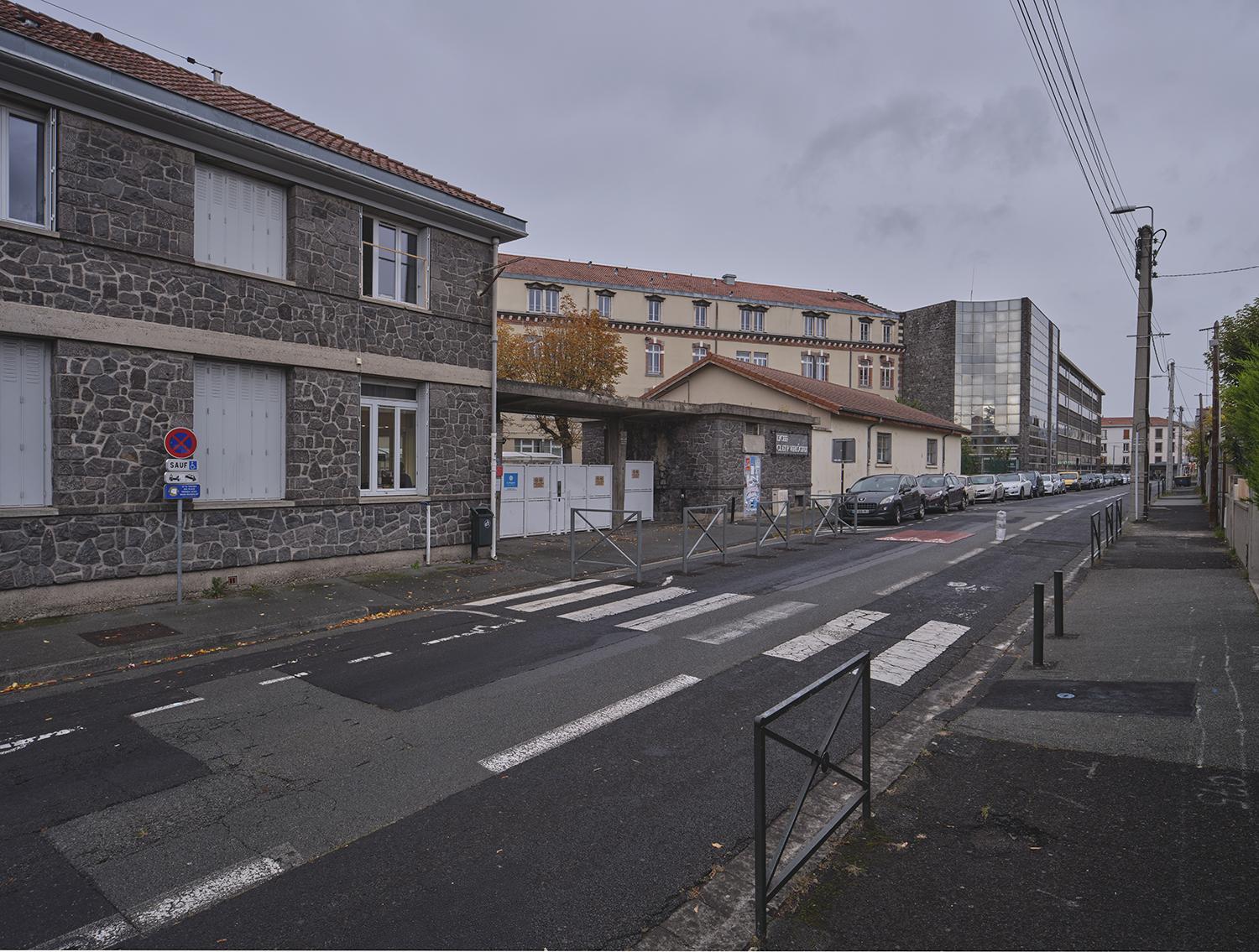Caserne de fantassins dite caserne d'Anterroche, puis centre d'apprentissage féminin et collège classique et moderne de jeunes filles, puis collège d'enseignement technique, actuellement lycée général et technologique Claude-et-Pierre-Virlogeux