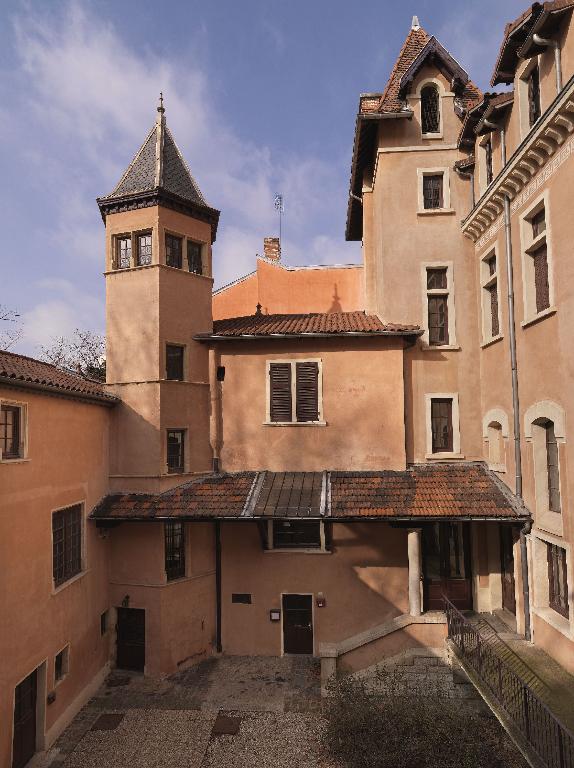 Maison forte dite château de la Buire, couvent de petites soeurs de l'Assomption, école de rééducation professionnelle de blessés militaires de la Ville de Lyon dite école Joffre, maison des étudiantes Lirondelle