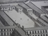 Vue en perspective des bâtiments de la Charité, 1646 (détail de la cour des hommes et garçons). Plan gravé AC Lyon. Fonds des HCL ; B417