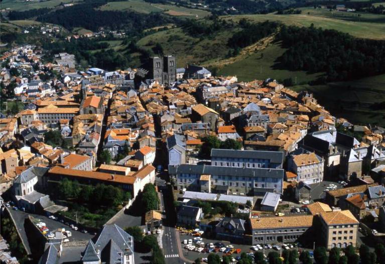 Collège de jésuites de Saint-Flour, dit collège de Fontanges, puis école secondaire municipale, collège municipal, lycée municipal, groupe scolaire Victor-Hugo, actuellement groupe scolaire Hugo-Vialatte et immeuble communal