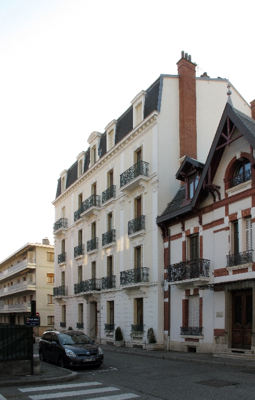 Hôtel de voyageurs, Grand Hôtel d'Albion, puis Grand Hôtel des Alpes, puis Hôtel Moderne, puis Grand Hôtel Mirabeau, puis Grand Hôtel de Manchester, puis Hôtel Mercédès, actuellement immeuble le Mercédes