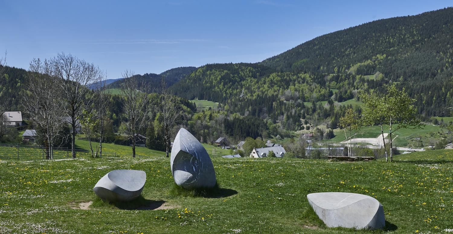 Ensemble de trois sculptures (ronde-bosse) : Les Pierres