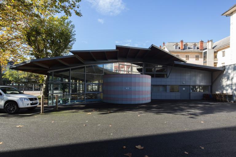 Couvent de la Visitation, puis école secondaire communale, puis collège royal, puis lycée impérial, puis lycée de garçons, actuellement lycée Vaugelas