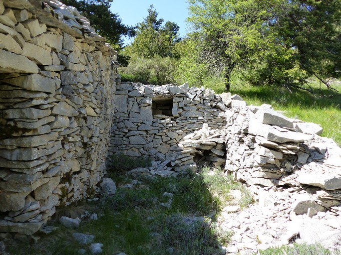 Enclos devant une cabane, quartier du Col des Sires.