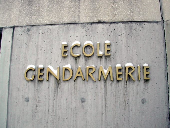 École primaire, école maternelle, gendarmerie et bureaux du Syndicat mixte de communes