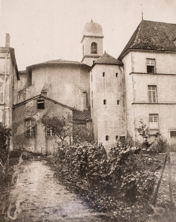 Manoir de Chènevoux, puis collège de jésuites, puis école centrale, puis lycée de garçons, actuellement lycée d'enseignement secondaire Jean-Puy