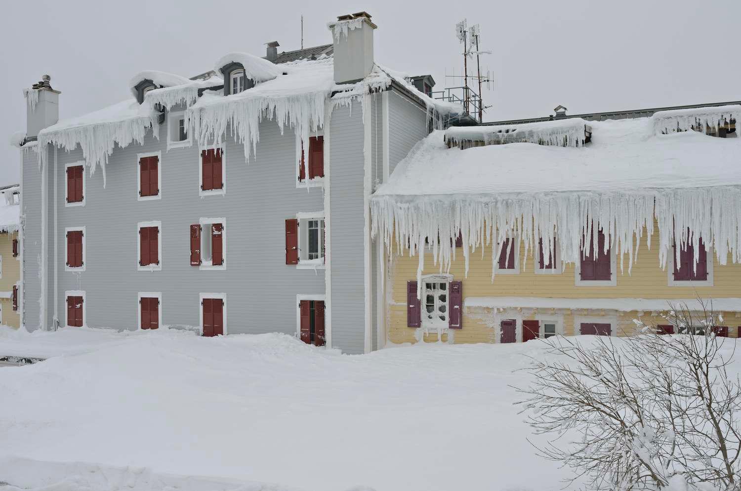 Hôtel de voyageurs, dit chalets-hôtels du Mont-Revard, puis Grand Hôtel PLM du Mont-Revard, actuellement immeuble à logements