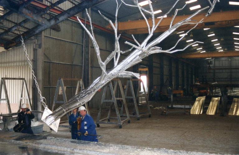 Sculpture : La Forêt alpine (2 arbres bleus, 1 arbre rouge)