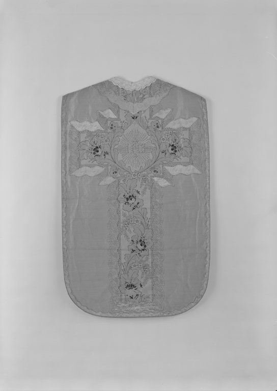 chasuble, manipule, voile de calice (ornement or)