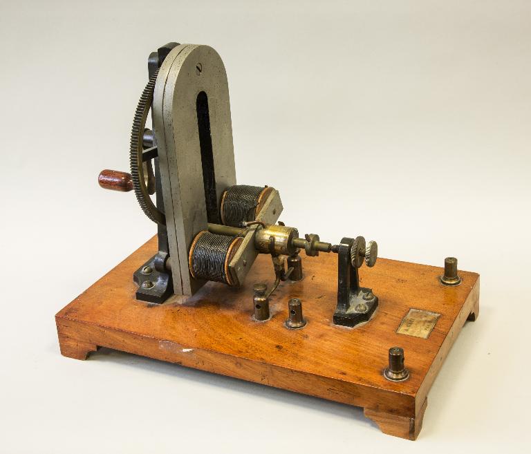 Instrument de démonstration en électrodynamique : machine de Clarke