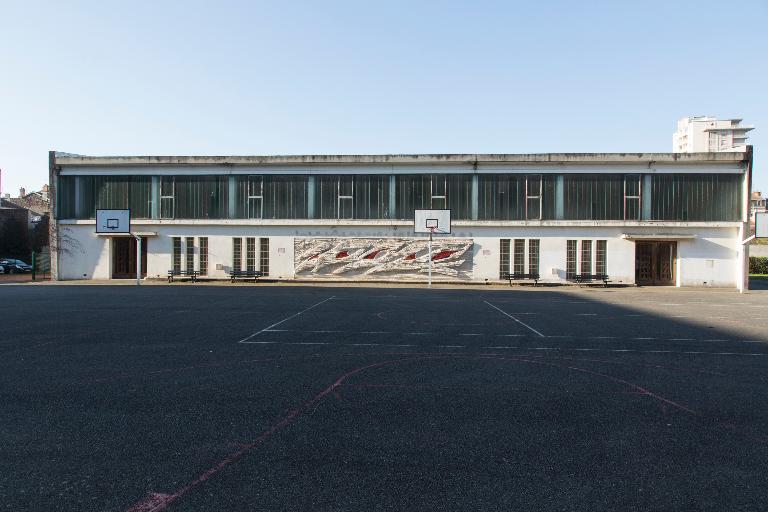 Manoir de Chènevoux, puis collège de jésuites, puis école centrale, puis lycée de garçons, actuellement lycée d'enseignement secondaire Jean-Puy