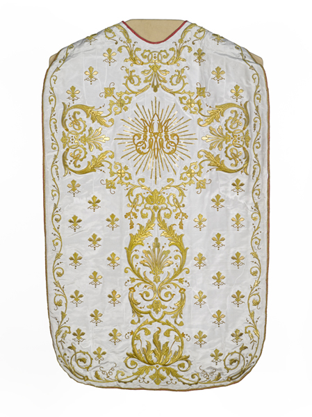 ornement blanc : chasuble, étole, voile de calice