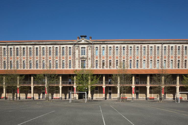 Manoir de Chènevoux, puis collège de jésuites, puis école centrale, puis lycée de garçons, actuellement lycée d'enseignement secondaire Jean-Puy