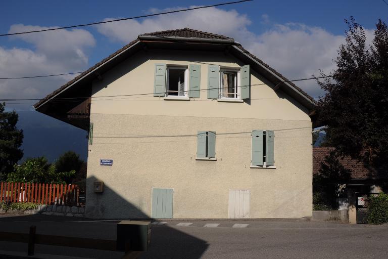 Remise agricole et logement, dépendance du domaine de Chantemerle, puis maison, puis hôtel de voyageurs, dit Auberge de Chantemerle, actuellement résidence meublée Le Chantemerle