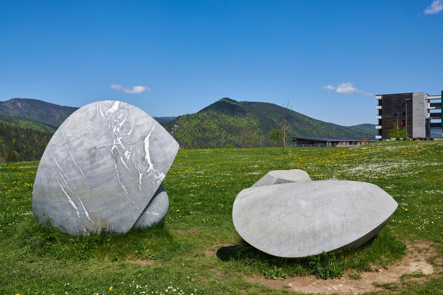 Ensemble de trois sculptures (ronde-bosse) : Les Pierres