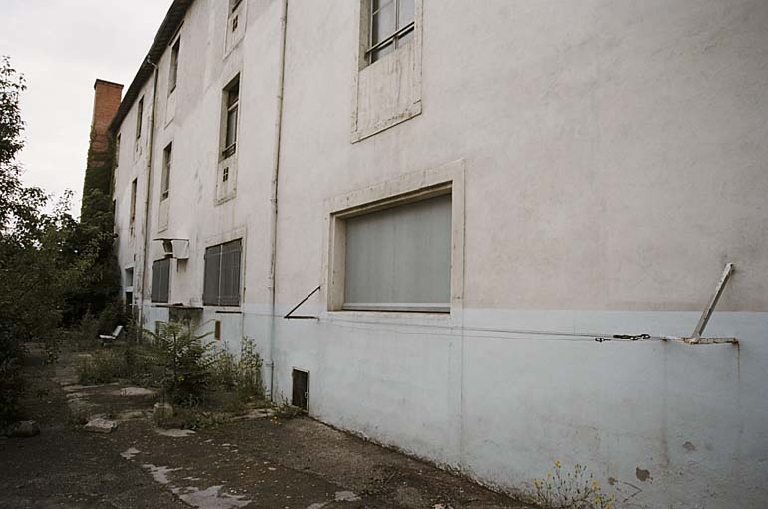 Entrepôt agricole dit halle aux grains de la gare d'eau de Vaise puis foyer Aralis : foyer d'hébergement de travailleurs étrangers célibataires actuellement bureaux